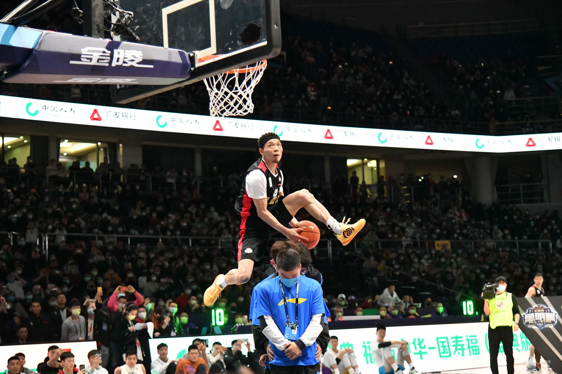 送出一记穿 送出一记穿